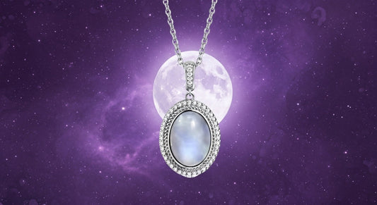 Piedra Lunar: El Brillo Femenino que Abraza tu Fertilidad y Poder