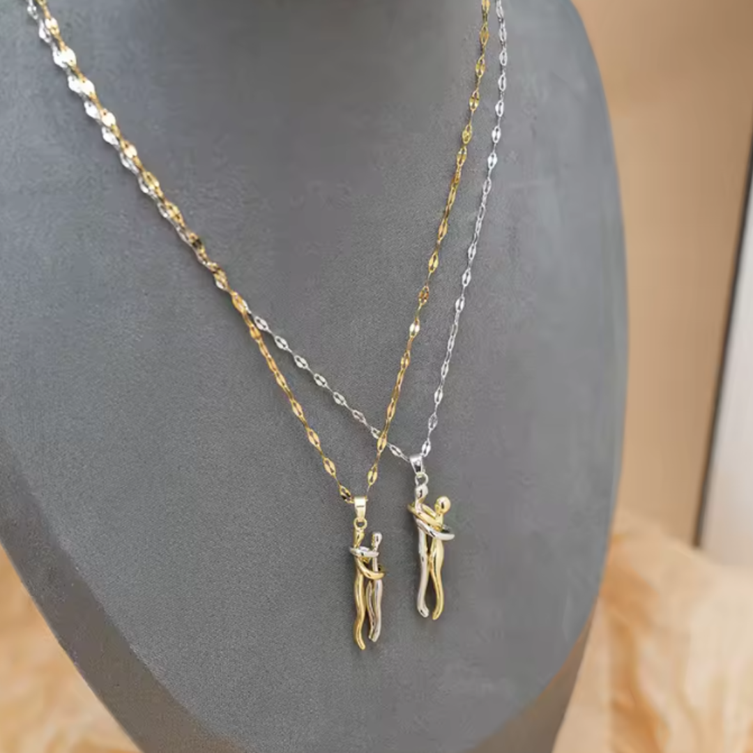 Colgante de Acero Inoxidable con Abrazo de Amor