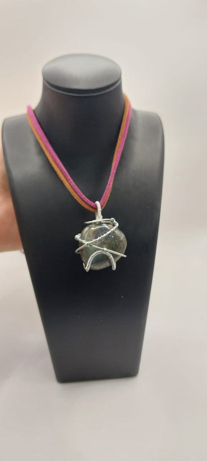 Colgante único y artesanal de Labradorita
